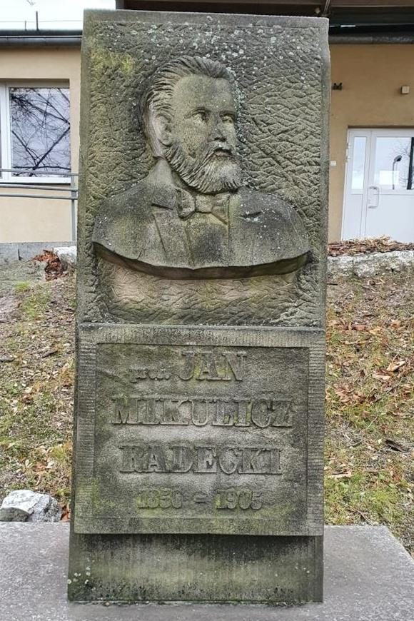 Jan Mikulicz Radecki's bas-relief by Magdalena Mazurak - 02.jpg